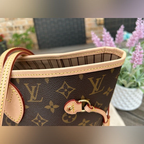 Neverfull MM in Monogram Beige Interior - Picture 4 of 16